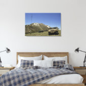 Ein Humvee wird am Ort der erneuten Übermittlung g Leinwanddruck (Insitu (Schlafzimmer))