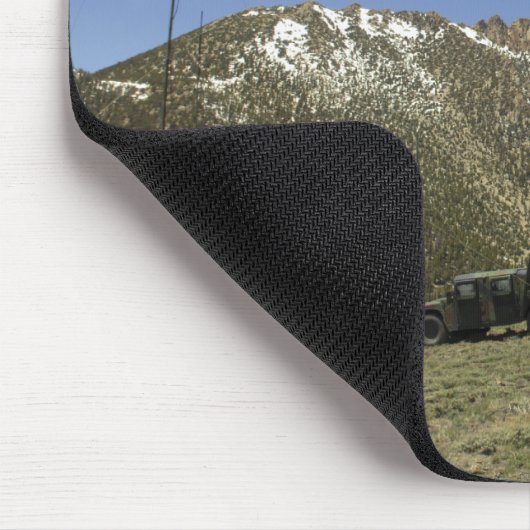 Ein Humvee wird am Ort der erneuten Übermittlung g Mousepad (Ecke)