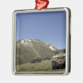 Ein Humvee wird am Ort der erneuten Übermittlung g Ornament Aus Metall (Links)