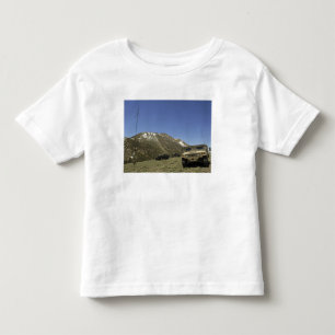 Ein Humvee wird am Re-übertragenden Standort Kleinkind T-shirt