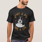 Ein Hund adoptiere ein Geschenk für eine Rettungsr T-Shirt (Vorderseite)
