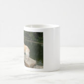 Ein Hund an einem Teich Kaffeetasse (Mittel)