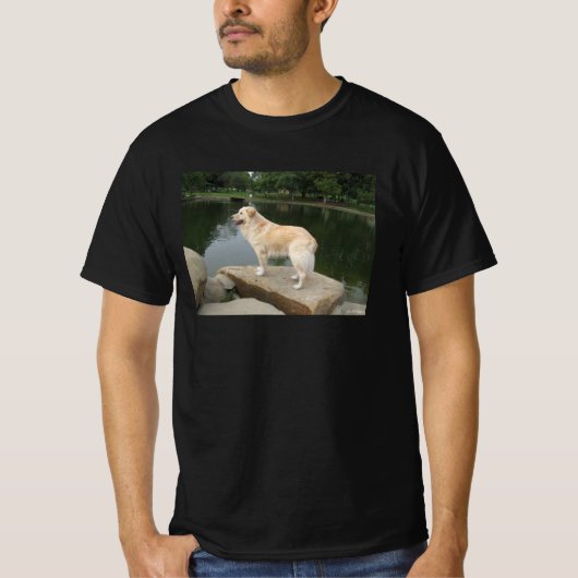Ein Hund an einem Teich T-Shirt (Vorderseite)