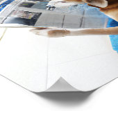 Ein Hund, der am Pool eine Zeitung liest Poster (Ecke)