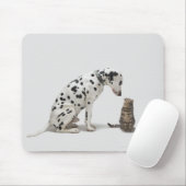 Ein Hund, der eine Katze sieht Mousepad (Mit Mouse)