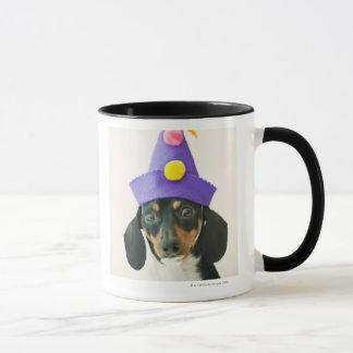 Ein Hund, der einen lustigen Hut trägt Tasse