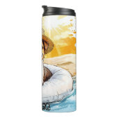 Ein Hund entspannt sich in einem Tube Thermosbecher (Nach rechts gedreht)