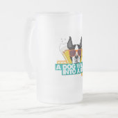 Ein Hund geht in eine Bar-mattierte Tasse - färben (Vorderseite Links)