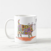 Ein Hund in einem Häkeltisch-Outfit. Kaffeetasse (Links)