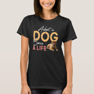 Ein Hund Rette einen Rettungsschwimmer. T-Shirt