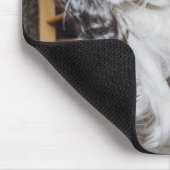 Ein Hund schnüffelt nah. Mousepad (Ecke)