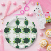 Ein Hündchen mit goldenem Retriever sitzt auf eine Pappteller (Party)