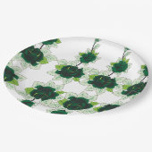 Ein Hündchen mit goldenem Retriever sitzt auf eine Pappteller (Schrägansicht)