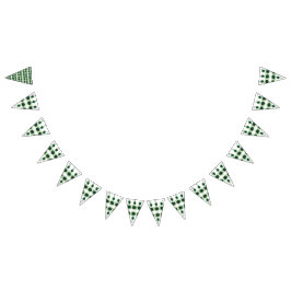 Ein Hündchen mit goldenem Retriever sitzt auf eine Wimpelkette