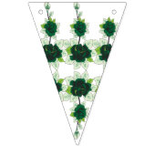 Ein Hündchen mit goldenem Retriever sitzt auf eine Wimpelkette (Dritte Fahne)