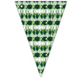 Ein Hündchen mit goldenem Retriever sitzt auf eine Wimpelkette (Erste Fahne)