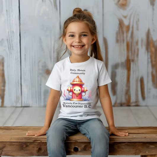 Ein Hydranten in einem lebhaften Garten T-Shirt