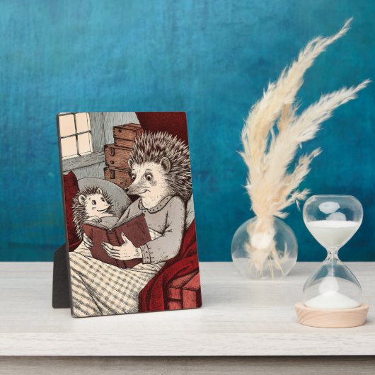 Ein Igel in einer Decke, die ein Buch Fotoplatte (Seite)