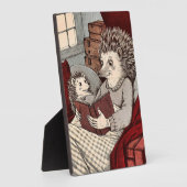 Ein Igel in einer Decke, die ein Buch Fotoplatte (Seite)