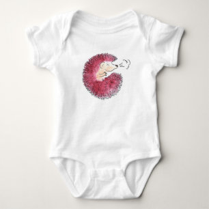 Ein Igel mit einem Niesen Baby Strampler