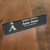 Ein Imitat, der auf einem Schreibtisch steht Namensplakette (Seite)