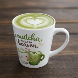 Ein in Himmel geschmiedetes Matcha süßer lustiger Milchtasse