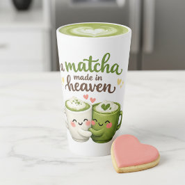 Ein in Himmel geschmiedetes Matcha süßer lustiger Milchtasse