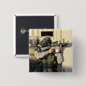 Ein Infanterie-Scout zielt auf seine Waffe Button (Vorne & Hinten)