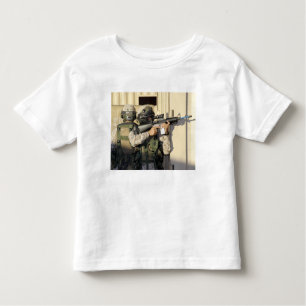 Ein Infanterie-Scout zielt auf seine Waffe Kleinkind T-shirt