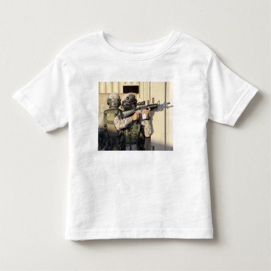 Ein Infanterie-Scout zielt auf seine Waffe Kleinkind T-shirt (Vorderseite)
