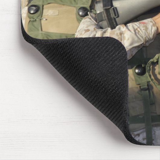 Ein Infanterie-Scout zielt auf seine Waffe Mousepad (Ecke)