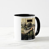 Ein Infanterie-Scout zielt auf seine Waffe Tasse (VorderseiteRechts)