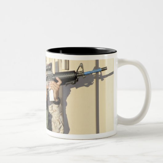 Ein Infanterie-Scout zielt auf seine Waffe Zweifarbige Tasse (Rechts)