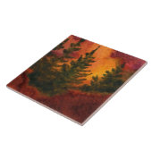 Ein intensiver Sonnenuntergang mit Kiefern auf ein Fliese (Seite)