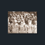 EIN INTIMATE PORTRAIT DER TOUR DE FRANCE IN DEN 20 LEINWANDDRUCK<br><div class="desc">EIN INTIMATE PORTRAIT OF THE TOUR DE FRANCE 1920's Canvas Print Dieses Vintage,  intime Portrait der Tour de France in den 20er Jahren zeigt ein humorvolles Bild von Vervaeke und Geldhol mit dem Rauchen einer Zigarette.</div>