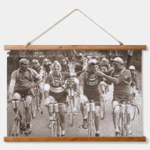 EIN INTIMATE PORTRAIT DER TOUR DE FRANCE IN DEN 20 WANDTEPPICH MIT HOLZRAHMEN (Vorne)