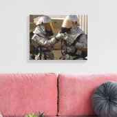 Ein irakischer Feuerwehrmann Leinwanddruck (Insitu (Wohnzimmer))