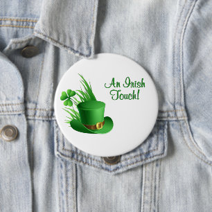 Ein irischer Leprechaun-Hut mit Klee auf Gras Button