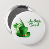 Ein irischer Leprechaun-Hut mit Klee auf Gras Button (Vorne & Hinten)
