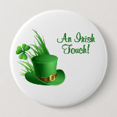 Ein irischer Leprechaun-Hut mit Klee auf Gras Button (Vorderseite)