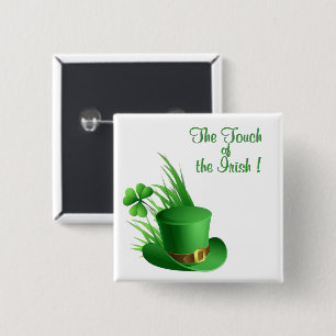 Ein irischer Leprechaun-Hut mit Klee im Gras Button