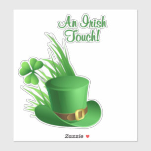Ein irischer Leprechaun-Hut mit Kleeblatt im Gras Aufkleber