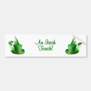 Ein irischer Leprechaun Hut mit Kleeblatt im Gras Autoaufkleber