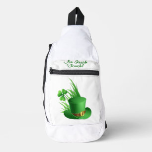 Ein irischer Leprechaun-Hut mit Kleeblatt im Gras Crossbody Bag