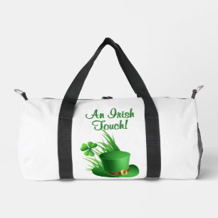 Ein irischer Leprechaun-Hut mit Kleeblatt im Gras Duffle Bag