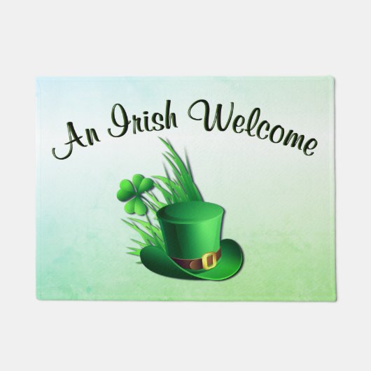 Ein irischer Leprechaun-Hut mit Kleeblatt im Gras Fußmatte (Vorderseite)