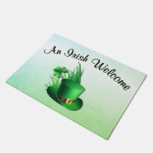 Ein irischer Leprechaun-Hut mit Kleeblatt im Gras Fußmatte (Schrägansicht)