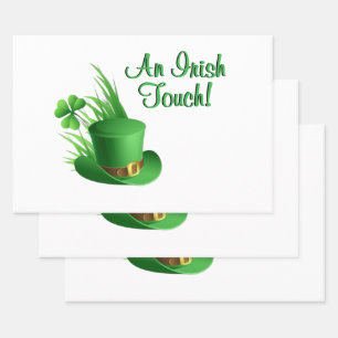 Ein irischer Leprechaun Hut mit Kleeblatt im Gras Geschenkpapier Set