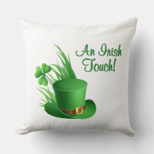 Ein irischer Leprechaun-Hut mit Kleeblatt im Gras Kissen