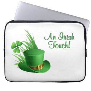 Ein irischer Leprechaun-Hut mit Kleeblatt im Gras Laptopschutzhülle